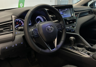Подержанный автомобиль Toyota Camry Sedan 2021 года (15 фото)
