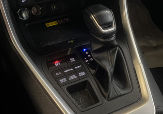 Подержанный автомобиль Toyota RAV4 2025 года (9 фото)