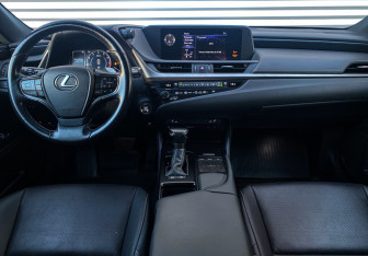 Подержанный автомобиль Lexus ES 2020 года (15 фото)