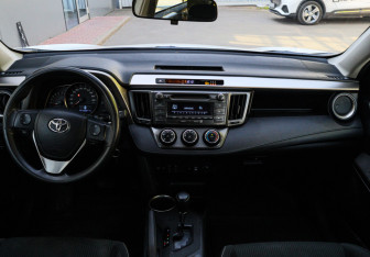 Подержанный автомобиль Toyota RAV4 2014 года (9 фото)