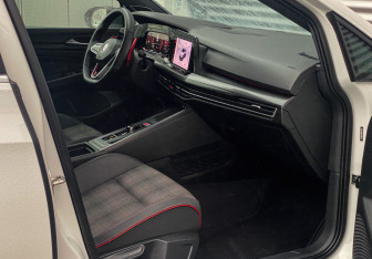 Подержанный автомобиль Volkswagen Golf GTI Hatchback 2021 года (10 фото)