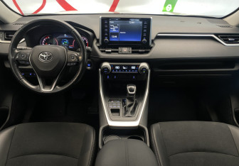 Подержанный автомобиль Toyota RAV4 2022 года (11 фото)