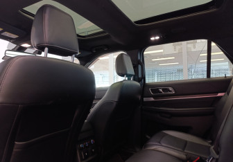 Подержанный автомобиль Ford Explorer 2018 года (14 фото)