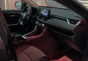 Подержанный автомобиль Toyota RAV4 2025 года (7 фото)