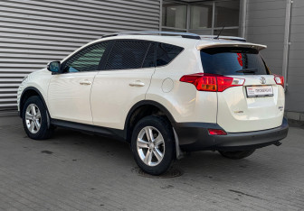 Подержанный автомобиль Toyota RAV4 2013 года (7 фото)