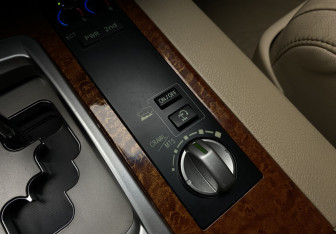 Подержанный автомобиль Toyota Land Cruiser Suv 2012 года (24 фото)
