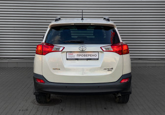 Подержанный автомобиль Toyota RAV4 2013 года (6 фото)