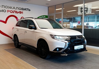 Подержанный автомобиль Mitsubishi Outlander 2022 года (3 фото)