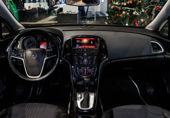 Подержанный автомобиль Opel Astra Hatchback 2014 года (17 фото)