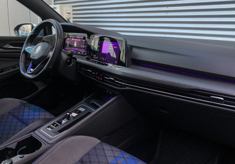 Подержанный автомобиль Volkswagen Golf R Hatchback 2021 года (11 фото)