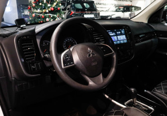 Подержанный автомобиль Mitsubishi Outlander 2022 года (11 фото)
