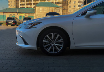 Подержанный автомобиль Lexus ES 2020 года (8 фото)