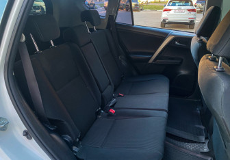 Подержанный автомобиль Toyota RAV4 2013 года (10 фото)