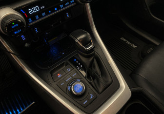 Подержанный автомобиль Toyota RAV4 2021 года (20 фото)