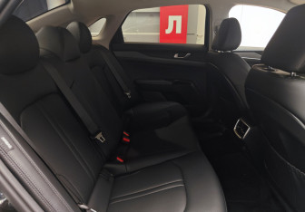 Подержанный автомобиль Kia K5 2025 года (7 фото)