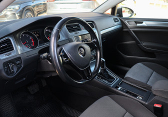 Подержанный автомобиль Volkswagen Golf Hatchback 2013 года (12 фото)