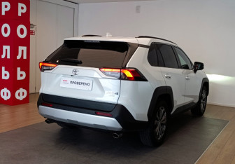 Подержанный автомобиль Toyota RAV4 2024 года (4 фото)