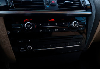 Подержанный автомобиль BMW X3 2015 года (21 фото)