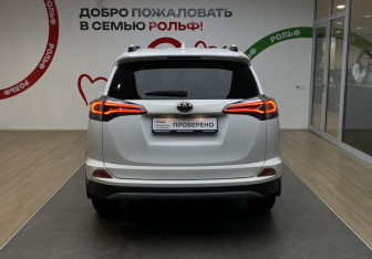 Подержанный автомобиль Toyota RAV4 2017 года (5 фото)