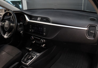 Подержанный автомобиль Kia Rio Hatchback 2021 года (7 фото)