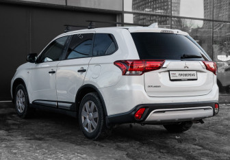 Подержанный автомобиль Mitsubishi Outlander 2021 года (7 фото)