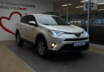 Подержанный автомобиль Toyota RAV4 2016 года (3 фото)