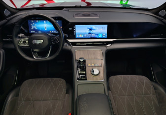 Подержанный автомобиль Geely Monjaro 2025 года (13 фото)