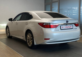 Подержанный автомобиль Lexus ES 2012 года (6 фото)