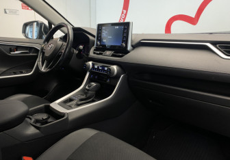 Подержанный автомобиль Toyota RAV4 2022 года (7 фото)