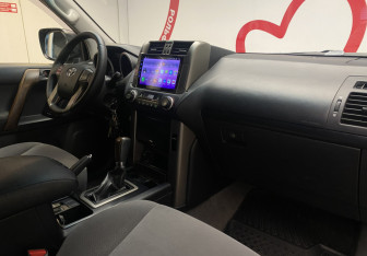 Подержанный автомобиль Toyota Land Cruiser Prado 2012 года (7 фото)