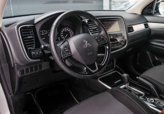 Подержанный автомобиль Mitsubishi Outlander 2018 года (14 фото)