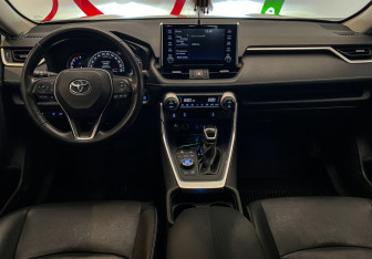 Подержанный автомобиль Toyota RAV4 2021 года (10 фото)