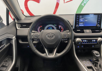 Подержанный автомобиль Toyota RAV4 2021 года (12 фото)