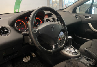 Подержанный автомобиль Peugeot 308 Hatchback 2011 года (13 фото)