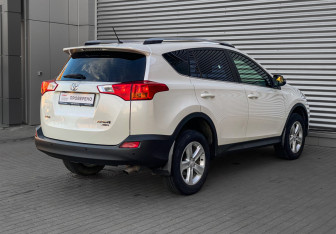 Подержанный автомобиль Toyota RAV4 2013 года (5 фото)