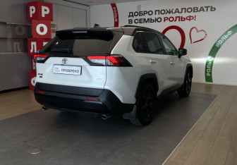 Подержанный автомобиль Toyota RAV4 2022 года (4 фото)