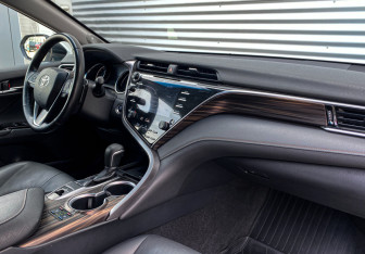 Подержанный автомобиль Toyota Camry Sedan 2018 года (10 фото)