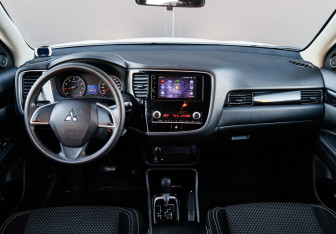 Подержанный автомобиль Mitsubishi Outlander 2021 года (18 фото)
