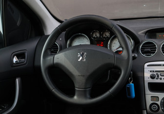 Подержанный автомобиль Peugeot 308 Wagon 2009 года (11 фото)