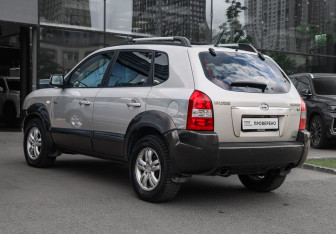 Подержанный автомобиль Hyundai Tucson 2006 года (6 фото)