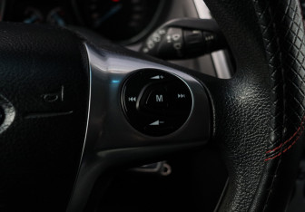Подержанный автомобиль Ford Focus Hatchback 2015 года (16 фото)