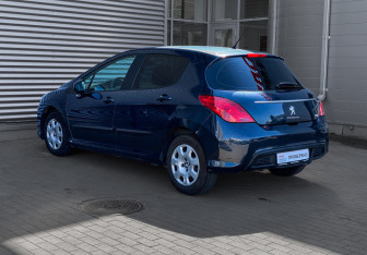 Подержанный автомобиль Peugeot 308 Hatchback 2011 года (6 фото)