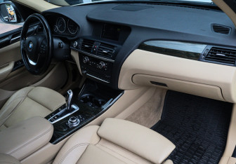 Подержанный автомобиль BMW X3 2012 года (7 фото)