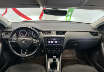 Подержанный автомобиль Skoda Octavia Liftback 2017 года (9 фото)