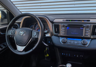 Подержанный автомобиль Toyota RAV4 2013 года (11 фото)