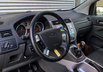 Подержанный автомобиль Ford Kuga 2011 года (13 фото)