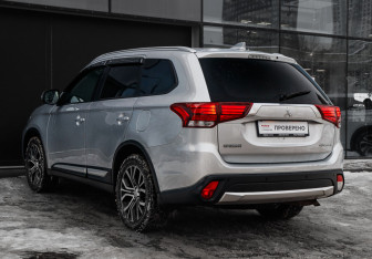 Подержанный автомобиль Mitsubishi Outlander 2018 года (7 фото)