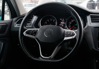 Подержанный автомобиль Volkswagen Tiguan 2021 года (21 фото)