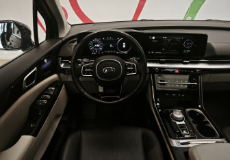 Подержанный автомобиль Kia Carnival 2021 года (12 фото)