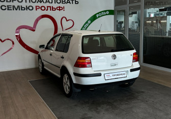 Подержанный автомобиль Volkswagen Golf Hatchback 2002 года (6 фото)